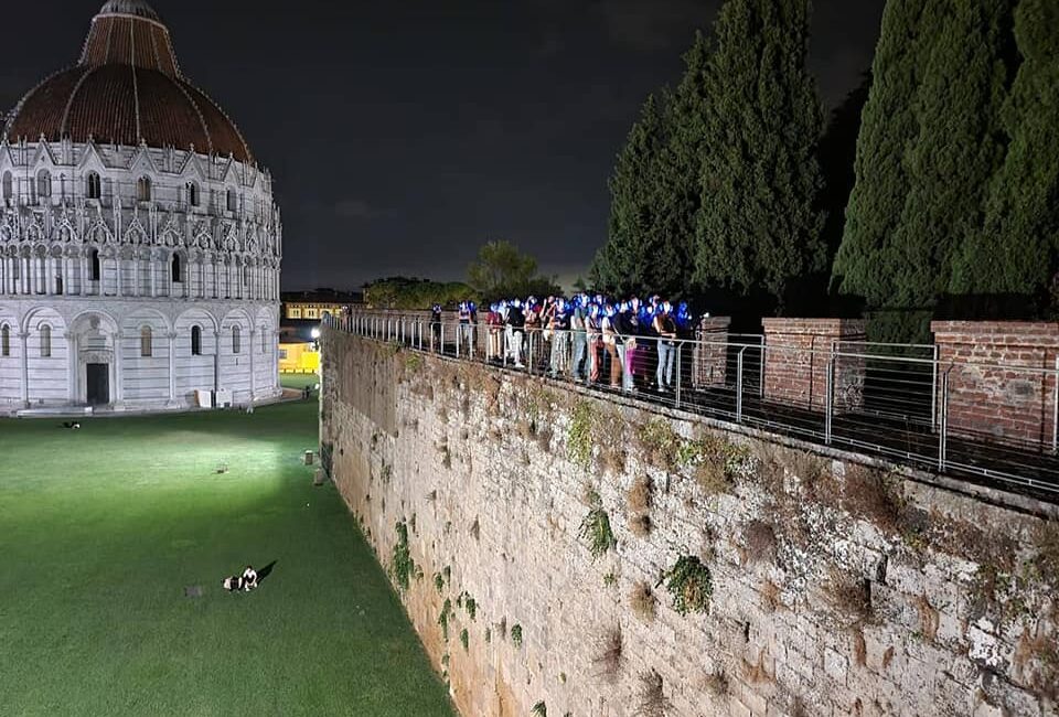 Mura di Pisa, notturna su piazza dei Miracoli con telescopi e astronomi